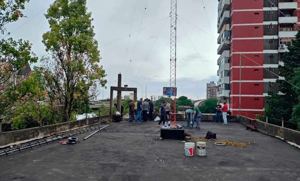Comenzaron los trabajos de instalación de torres y antenas en el Radio Club