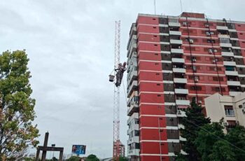Comenzaron los trabajos de instalación de torres y antenas en el Radio Club