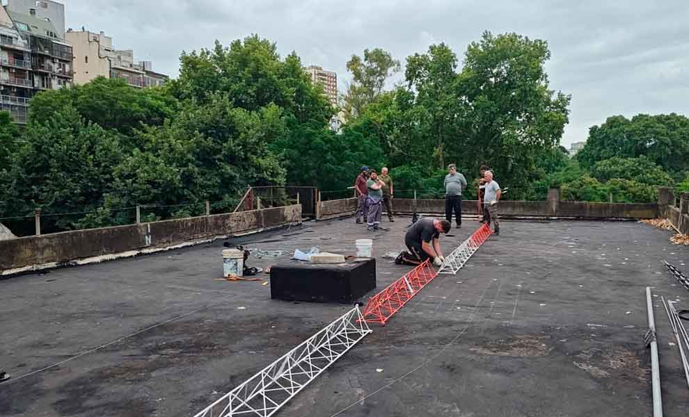 Comenzaron los trabajos de instalación de torres y antenas en el Radio Club