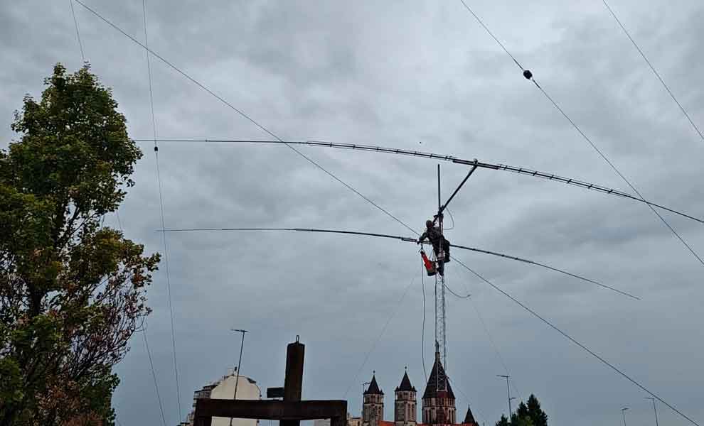 Comenzaron los trabajos de instalación de torres y antenas en el Radio Club